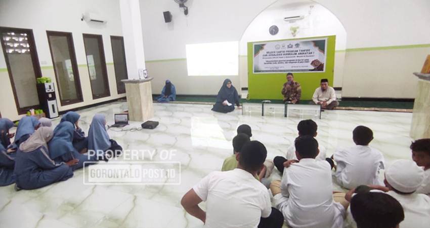 Calon Santri Program Tahfidz saat diberikan arahan tentang cara cepat hafalan Al Qur'an oleh ustadz di Masjid Al Kautsar, Kota Gorontalo. (Foto: Roy/Gorontalo Post).