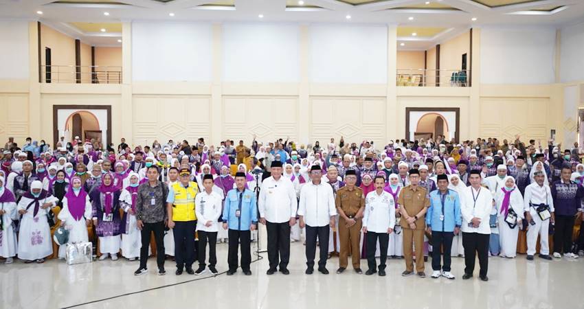 Gubernur Gorontalo Gusnar Ismail foto bersama Jemaah Haji Kloter 28 asal Kota Gorontalo saat penerimaan secara resmi oleh pemerintah, di Asrama Haji Gorontalo (2/7). (foto : dok / diskominfotik)