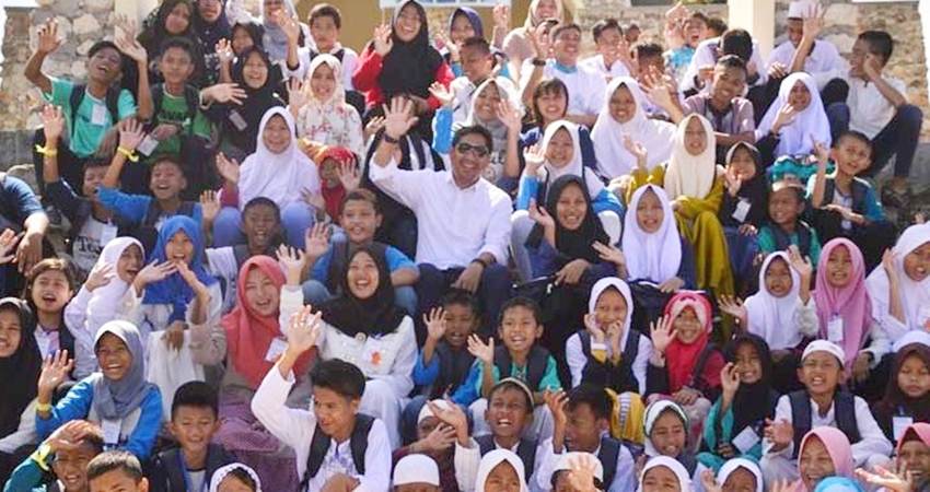 HARI ANAK YATIM – Mantan Bupati Bone Bolango, Hamim Pou, bersama anak-anak yatim se Bone Bolango, dalam peringatan Hari Anak Yaitim yang digagas Hamim Pou pada tahun 2020 silam. (foto : dok /pemkab bonbol)