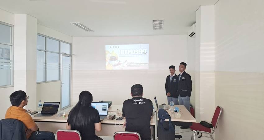 Siswa MAN 1 Limboto saat memaparkan inovasi mereka pada AHM Best Student 2024. Tim yang terpilih mewakili regional Sulut, Gorontalo, Malut ke tingkat nasional. (foto : dok / daw)