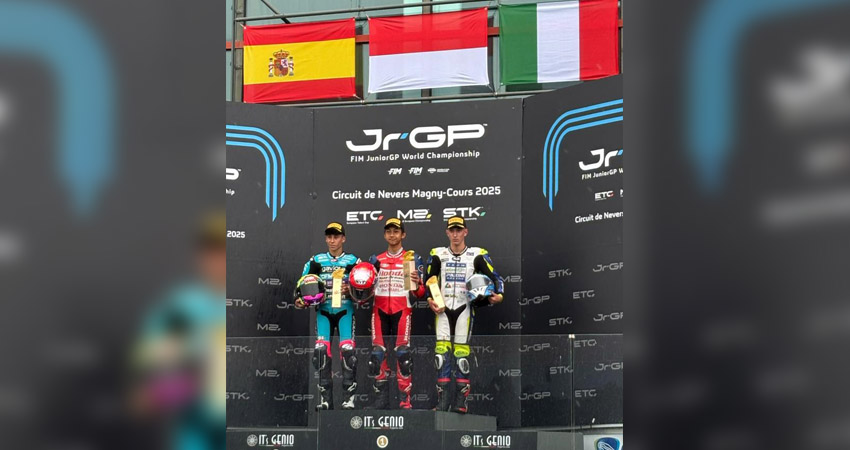 MERAH PUTIH Berkibar paling tinggi dalam dalam race pertama balap European Talent Cup (ETC) di Prancis. (foto : dok/ahm)
