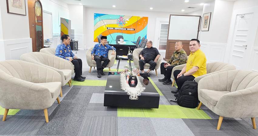 Suasana pertemuan antara Kepala BKN RI, Prof. Zudan Arif Fakrulloh dengan Wali Kota Gorontalo, Adhan Dambea yang didampingi Asisten III Setda Kota Gorontalo, Deddy Kadullah dan Plt. Kepala BKPP, Mulki Datau, Rabu (23/7/2025).