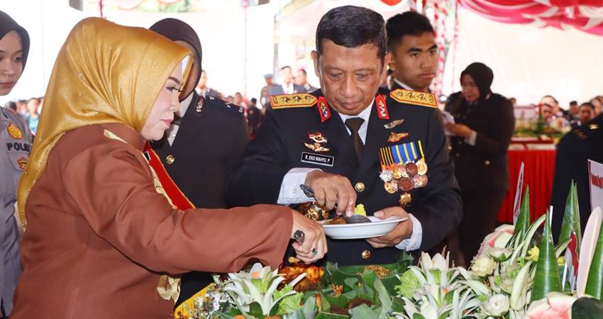 Kapolda Gorontalo melaksanakan doa bersama sekaligus pemotongan tumpeng, sebagai bentuk rasa syukur di momen HUT Bhayangkara ke 79. (foto : istimewa)