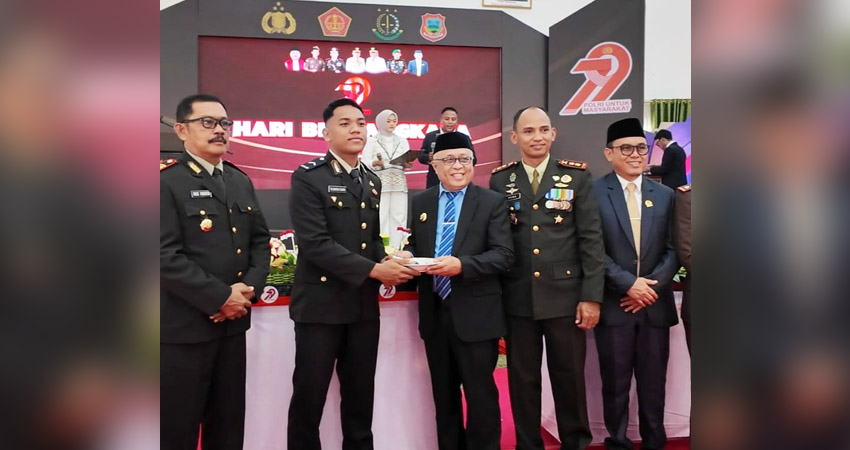 HUT Bhayangkara. Bupati Gorontalo Sofyan Puhi didampingi Ketua DPRD Kabupaten Gorontalo, Dandim dan Kajari saat menerima potongan tumpeng dari Kapolres Gorontalo