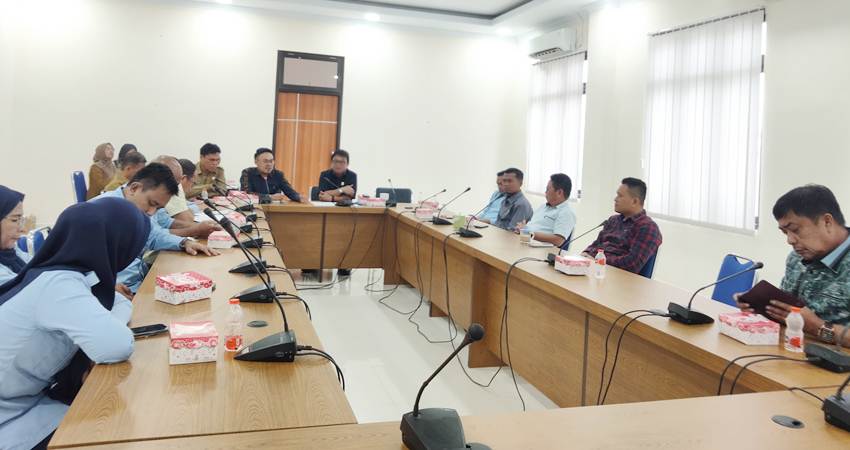 Jajaran aleg RDP dengan PDAM dan dinas terkait lainnya. (Foto istimewa)