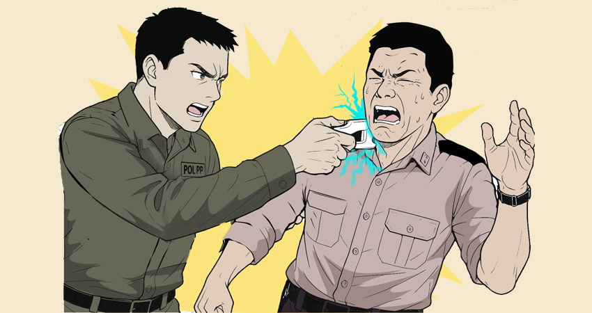 Ilustrasi dugaan penyetruman menggunakan alat setrum kejut terhadap salah seorang anggota polisi.