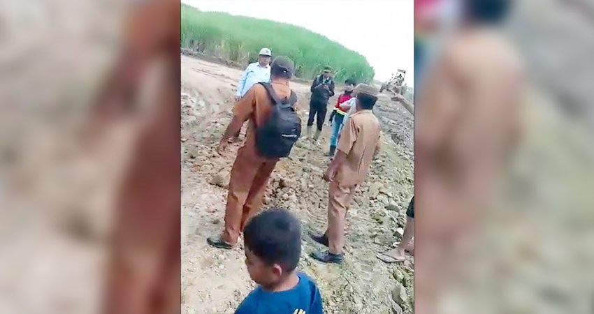 Kisruh mengenai penutupan jalan di Desa Tamaila Utara Kecamatan Tolanggohula Kabupaten Gorontalo.