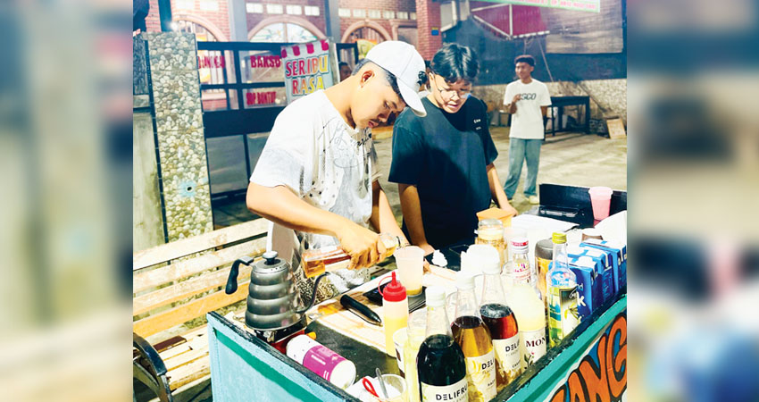 Rangga Dambea tengah meracik kopi untuk pelanggannya.