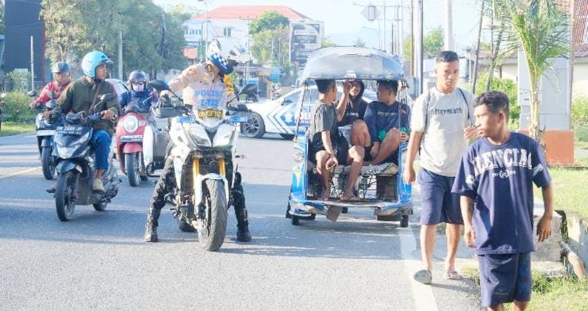 Karo Ops Polda Gorontalo, Kombes Pol. Pramono Jati,S.I.K,M.T memberikan teguran serta imbauan di tempat, terhadap para pelanggar lalu lintas.