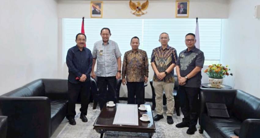 Gubernur Gusnar Ismail temui Dirjen Minerba Kementerian ESDM di Jakarta, terkait aspirasi masyarakat penambang di Kabupaten Bone Bolango dan kepastian operasi produksi PT. Gorontalo Minerals, Sabtu (18/7). (foto : dok / pemprov)