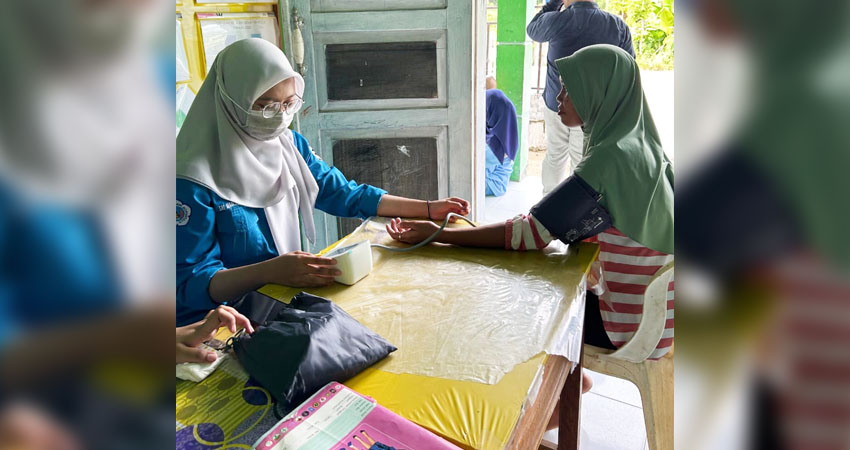 Mahasiswa KKN UNG saat melakukan pemeriksaan kepada masyarakat, (F. Istimewa)