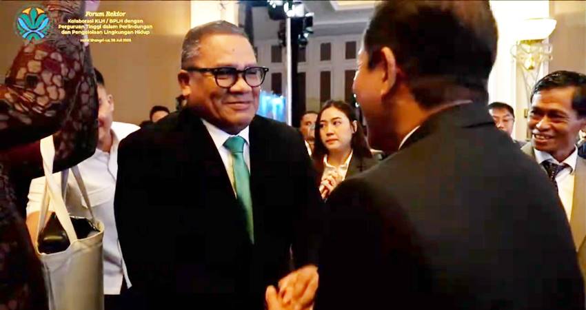 Rektor UNG Prof. Dr. Ir. Eduart Wolok, S.T., M.T., bersama Menteri Lingkungan Hidup/Kepala BPLH Dr. Hanif Faisol Nurofiq. (F. Humas UNG)