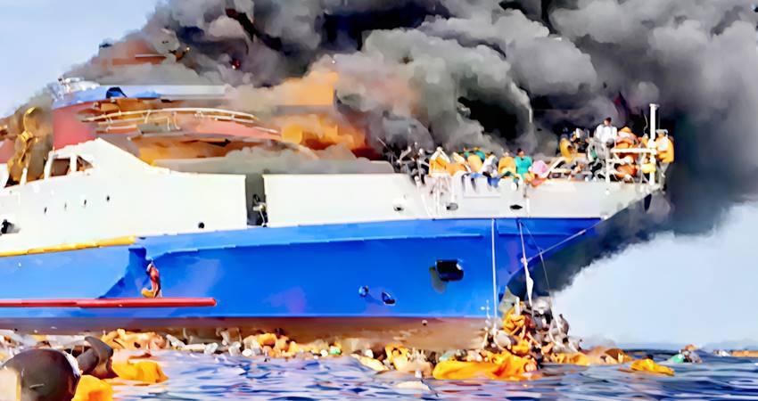 Kondisi KMP Barcelona VA yang mengeluarkan asap tebal dan api yang membakar badan kapal di perairan Talise, Minahasa Utara. Para penumpang menceburkan diri ke laut untuk menyelamatkan diri. (foto : istimewa)