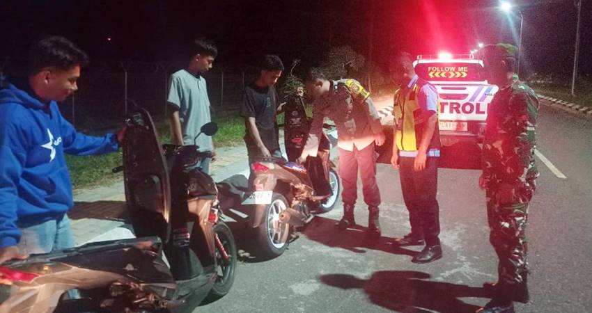 Tim gabungan dari Polsek Tibawa, bersama unsur TNI dari Koramil Tibawa dan petugas Avsec Bandara Djalaluddin Gorontalo, melakukan pemeriksaan di sejumlah tempat tongkrongan para remaja.