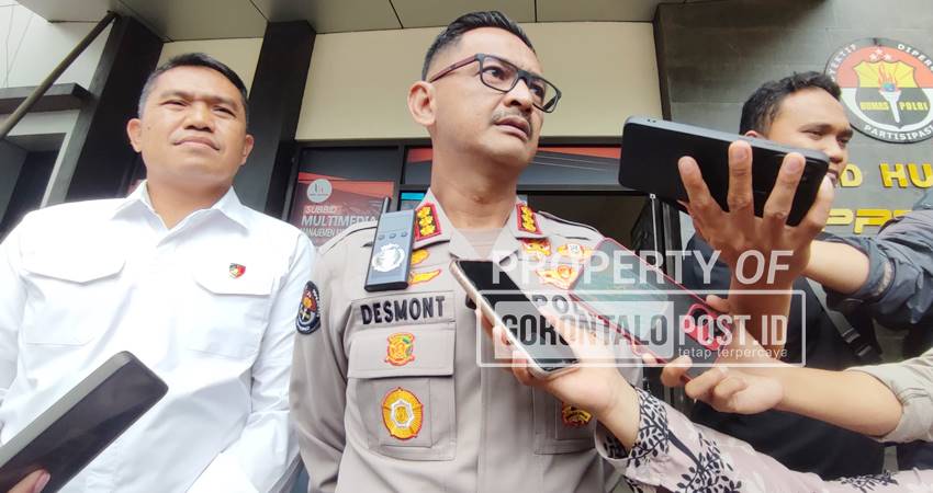 Kabid Humas Polda Gorontalo, Kombes Pol. Desmont Harjendro A.P, S.I.K., M.T., saat memberikan keterangan pers terkait dugaan oknum Satpol PP aniaya anggota Polda Gorontalo, Senin (7/7). (F. Natharahman/Gorontalo Post)
