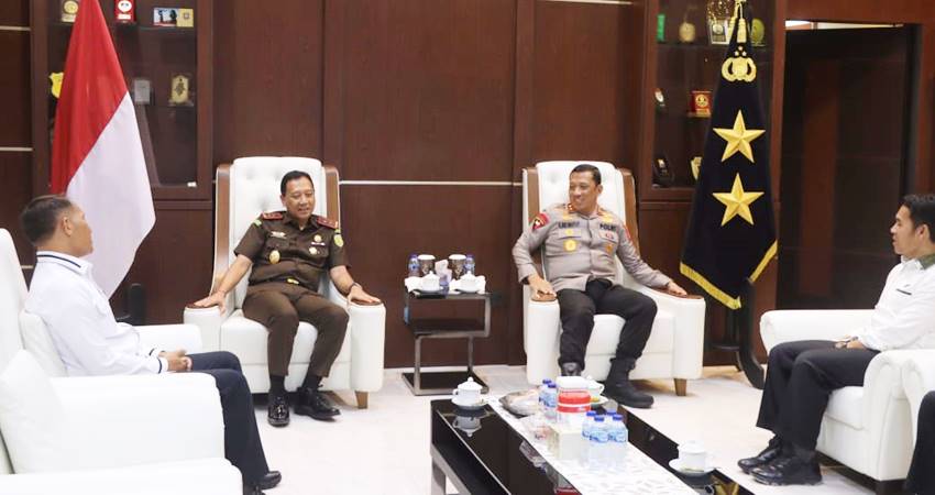 Pertemuan Kapolda Gorontalo Irjen Pol. Drs. R. Eko Wahyu Prasetyo, S.H., bersama Kajati Gorontalo, I Dewa Gede Wirajana, S.H., M.H., yang berlangsung di Lobby Presisi II Mapolda Gorontalo, Senin (14/7/2025). (Foto: Humas Polda Gorontalo)