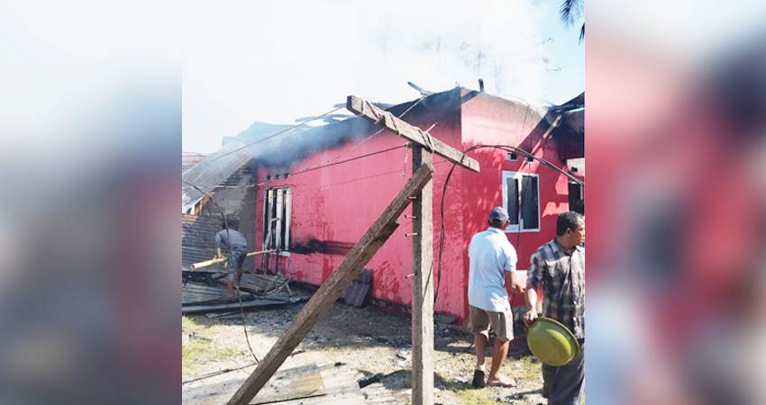 Warga gotong royong memadamkan api yang melalap rumah milik Muhammad Ali di Desa Tenggela, Kabupaten Gorontalo, Senin (21/7). (foto : dok / istimewa)