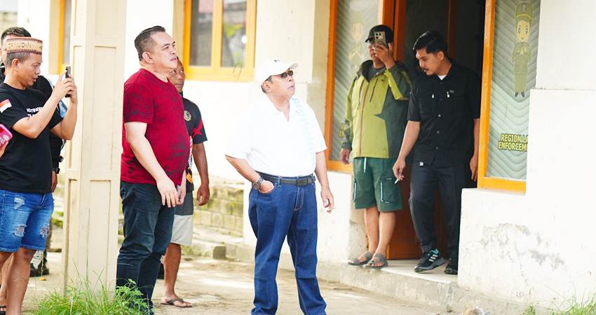 Wali Kota Gorontalo, Adhan Dambea ketika meninjau kondisi kantor Satpol PP Kota Gorontalo yang diserang sejumlah oknum polisi. (Foto: Prokopim)