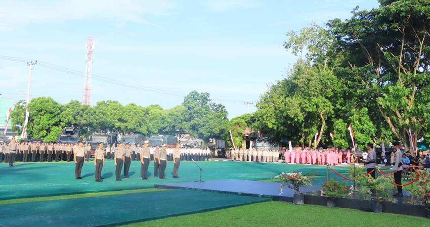 Kapolda Gorontalo, Irjen Pol. Drs. R. Eko Wahyu Prasetyo,S.H memimpin langsung pelaksanaan upacara kenaikan pangkat personel Polda Gorontalo.