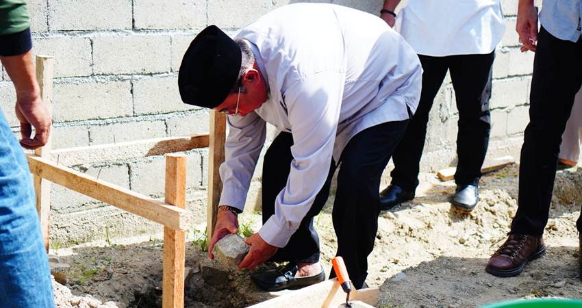 Wali Kota Gorontalo, Adhan Dambea ketika meletakkan batu pertama pembangunan TPQ Al-Adha VIII, pekan kemarin. (Foto: Prokopim)