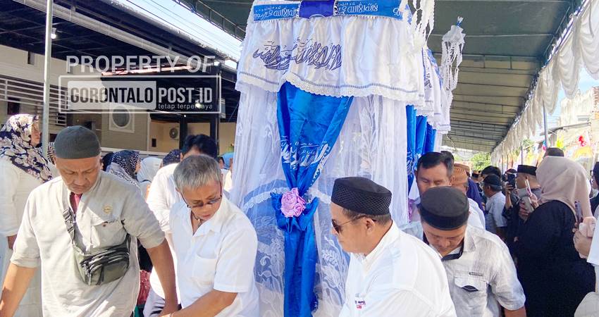 Keranda jenazah Almarhum Hardi Sidiki dibawa dari rumah duka menuju Masjid Al-Ikhlas untuk dishalatkan, Sabtu (19/7/2025). (F. Diyanti/Gorontalo Post)