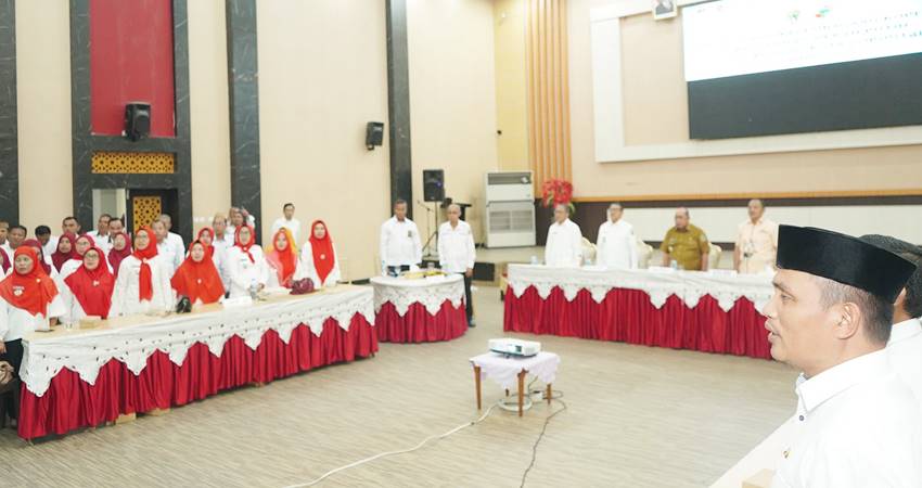 Wali Kota Gorontalo, Adhan Dambea didampingi Wakil Wali Kota Gorontalo, Indra Gobel ketika memberikan arahan kepada para lurah dan camat setelah mengikuti vidcon peluncuran Koperasi Merah Putih, Senin (21/7/2025). (Foto: Prokopim)