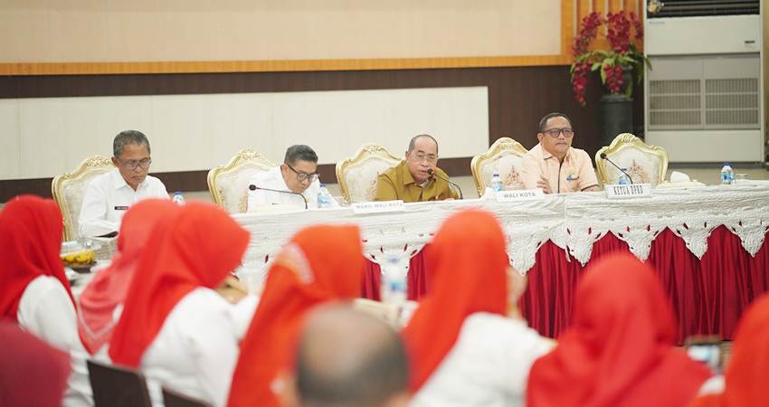 Wali Kota Gorontalo, Adhan Dambea didampingi Wakil Wali Kota Gorontalo, Indra Gobel ketika memberikan arahan kepada para lurah dan camat setelah mengikuti vidcon peluncuran Koperasi Merah Putih, Senin (21/7/2025). (Foto: Prokopim)