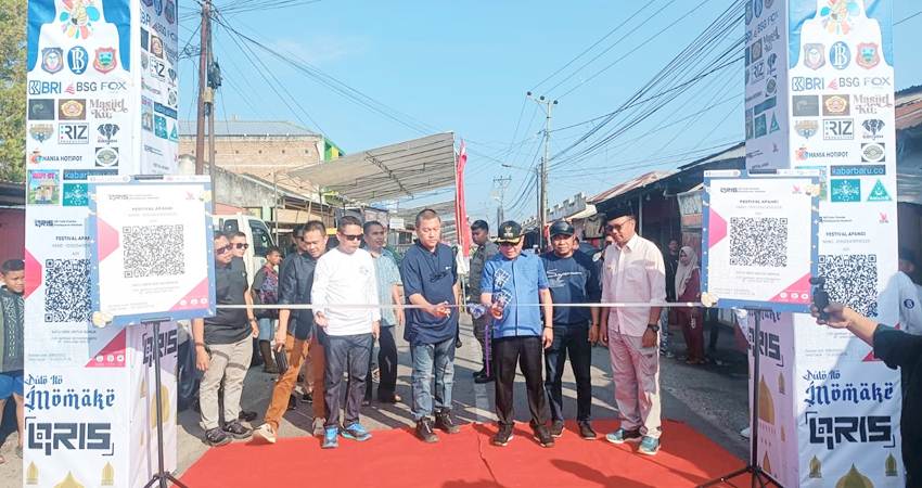 LAUNCHING. Bupati Gorontalo saat gunting pita tanda dilaunchingnya program Kawan QRIS.