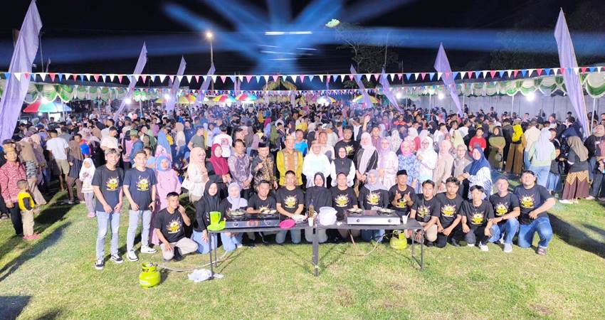 HADIR. Bupati Gorontalo Sofyan Puhi bersama anggota DPRD Iskandar Mangopa, Camat Limboto Barat dan seluruh panitia dan warga saat perayaan festival apangi