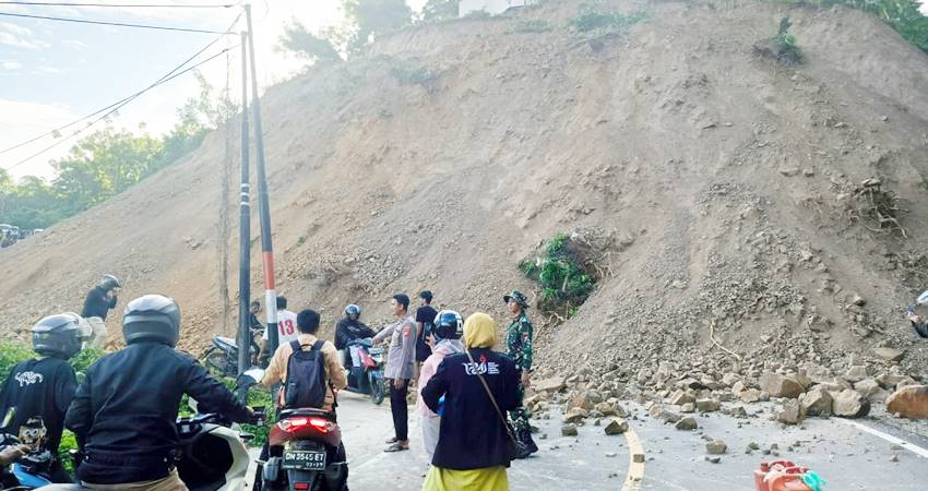 LUMPUH TOTAL - Kondisi ruas jalan Trans Sulawesi di Desa Olele akses Gorontalo-Bolsel terputus akibat longsor, Kamis (4/7). (foto : dok / BPBD Bone Bolango)