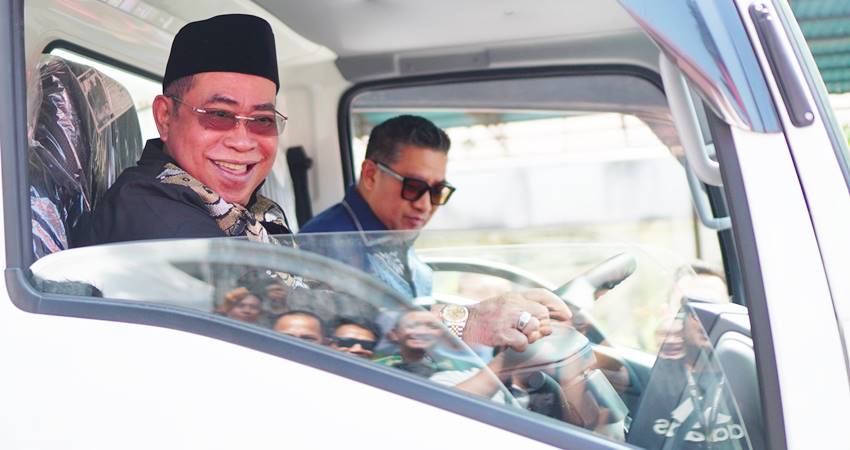 Wali Kota Gorontalo, Adhan Dambea dan Wakil Wali Kota Gorontalo, Indra Gobel ketika uji coba mobil truk sampah bantuan dari BTN, Sabtu (26/7/2025). (Foto: Prokopim)