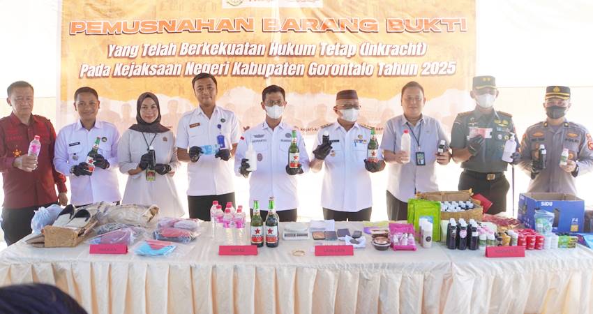 MUSNAH. Bupati Gorontalo Sofyan Puhi bersama jajaran forkopimda saat melakukan pemusnahan barang bukti