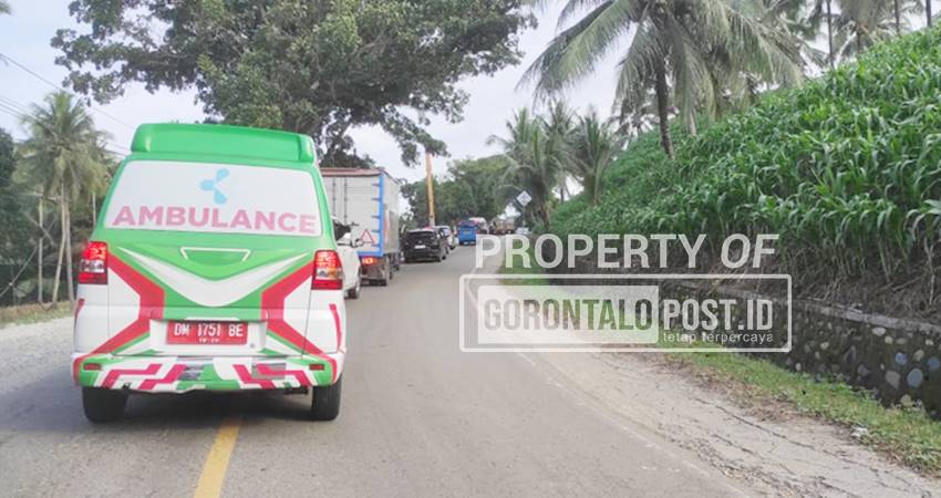 Kemacetan parah terjadi di ruas jalan Trans Sulawesi Desa Bakti Kecamatan Pulubala Kabupaten Gorontalo, Kamis (17/72025). (Foto: Roy/Gorontalo Post)