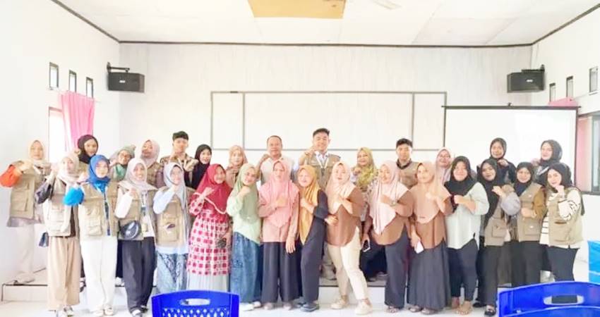 Mahasiswa dan masyarakat Desa Dulupi dalam kegiatan pelatihan kader lokal. (F. Istimewa)