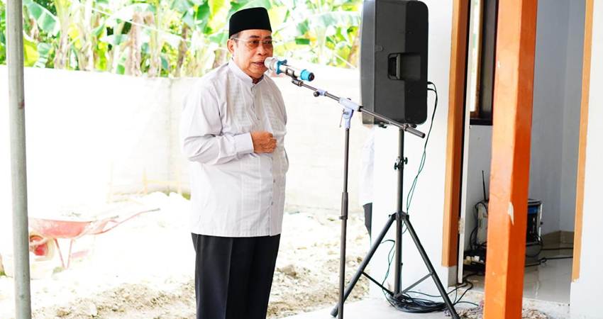 Wali Kota Gorontalo, Adhan Dambea ketika memberikan sambutan pada kegiatan peletakan batu pertama pembangunan TPQ Al-Adha VIII, Jumat (4/7/2025). (Foto: Prokopim)