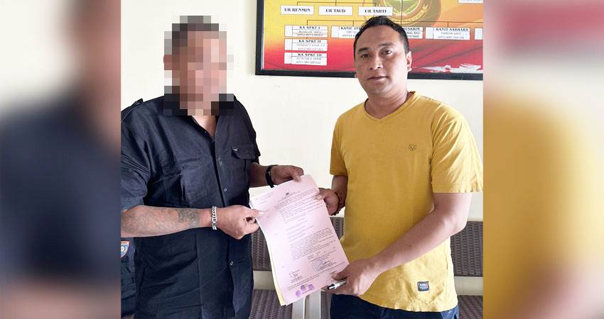 Kanit Reskrim Polsek Kota Timur, Bripka Erwinsyah Madiko,S.H, saat akan melakukan penahanan terhadap pelaku pencurian aksesoris.