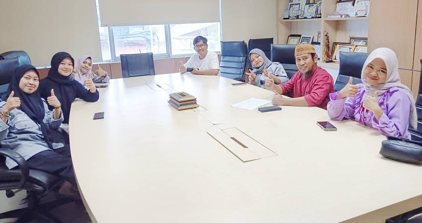 Foto bersama Pimpinan Gorontalo Post mahasiswa serta Dosen Bastrasia dalam kegiatan monev, Rabu (2/7/2026). (F. Julianti/Magang Gorontalo Post)