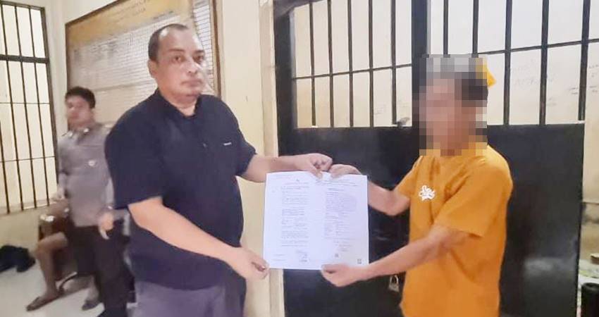 Kanit PPA Satuan Reskrim Polres Gorontalo Utara, saat menyerahkan surat perpanjangan penahanan kepada oknum Kades yang diduga telah melakukan pencabulan. (foto : istimewa)