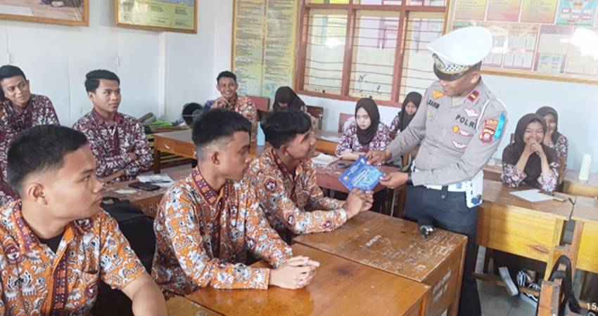 Satgas Preemtif Satuan Lalu Lintas Polres Gorontalo, melakukan sosialisasi kepada siswa SMA Negeri 1 Telaga, terkait dengan pelaksanaan operasi Patuh Otanaha 2025.