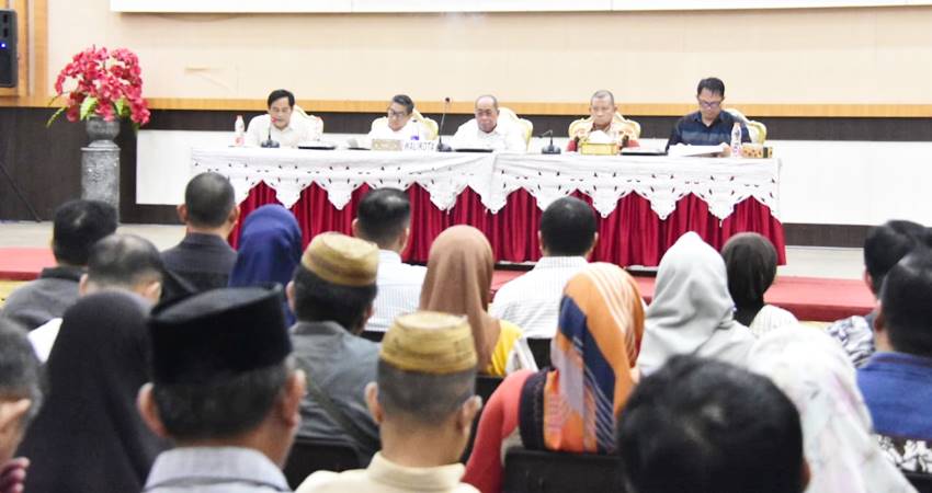 Wali Kota Gorontalo, Adhan Dambea didampingi Wakil Wali Kota Gorontalo, Indra Gobel ketika memimpin rapat evaluasi Satgas PAD, Selasa (29/7/2025) di BLY. (Foto: Prokopim)