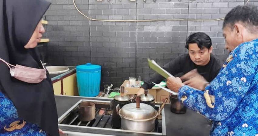 Petugas kelurahan tengah melakukan penagihan PBB-P2.