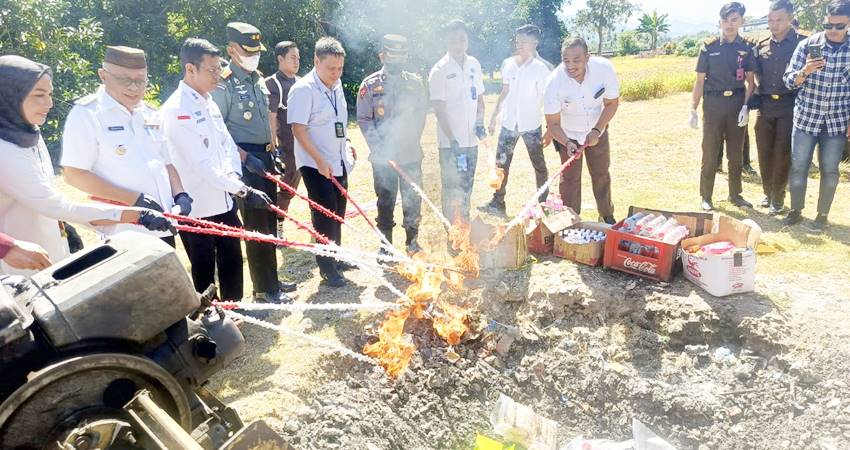 Kajari Limboto bersama jajaran Forkopimda Kabupaten Gorontalo saat melakukan pemusnahan barang bukti, di halaman belakang kantor kajari Limboto, Rabu (30/7/2025). (Foto: Istimewa).