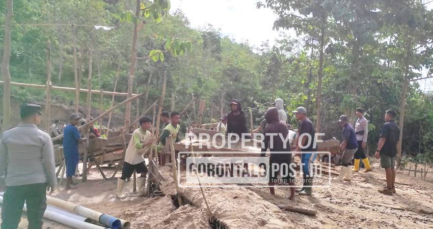 Pembongkaran alat pertambangan di lokasi Peti yang ada di Desa Batu Kramat, Kecamatan Paguyaman Kabupaten Boalemo, Kamis (17/7/2025)(Foto : Roy/Gorontalo Post)