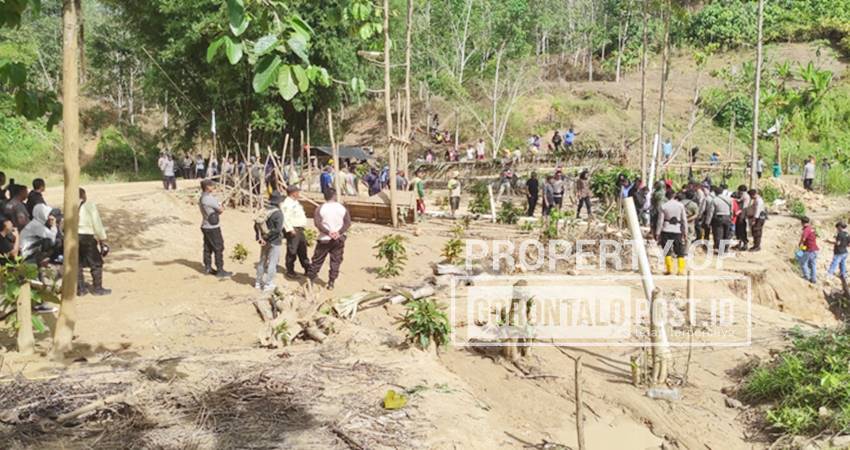 Pembongkaran alat pertambangan di lokasi Peti yang ada di Kecamatan Paguyaman Kabupaten Boalemo, Kamis (17/7/2025)(Foto : Roy/Gorontalo Post)