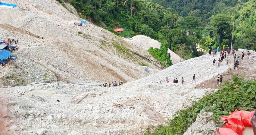 BERTARUH NYAWA - Tempat kejadian seorang penambang yang tewas di lokasi PETI Potabo, Desa Hulawa, Kecamatan Buntulia, Kabupaten Pohuwato, Sabtu (5/7). (foto : istimewa)