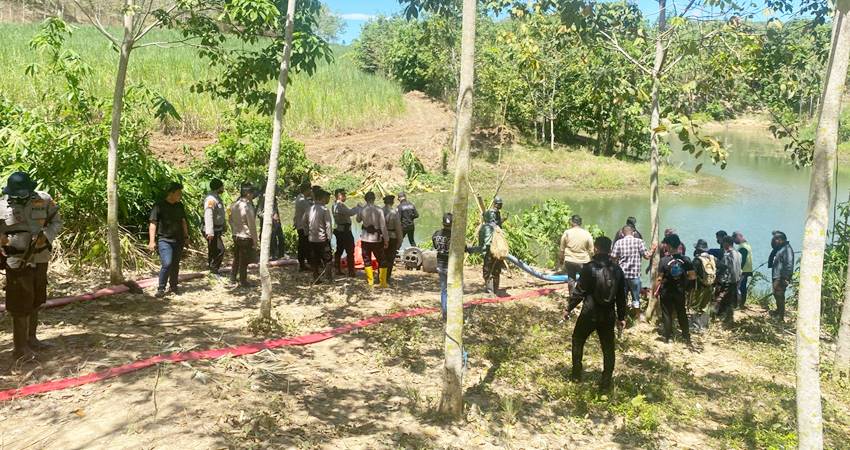 Aparat kepolisian gabungan Polres Boalemo dan Polsek Paguyaman menertibkan sisa tambang illegal yang masih beroperasi di Desa Saripi Kecamatan Paguyaman Kabupaten Boalemo, Selasa (29/7/2025). (Foto: Istimewa).