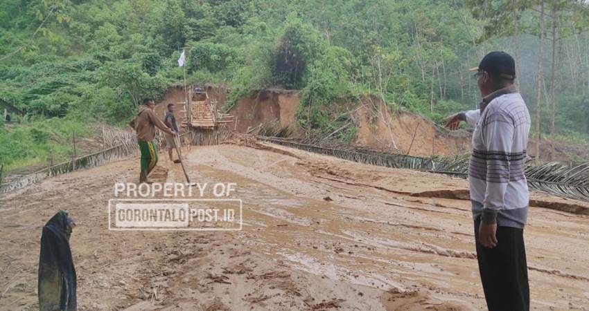 Kondisi kerusakan lahan perkebunan Karet milik PT Pabrik Gula Gorontalo yang rusak akibat tambang ilegal di wilayah Desa Batu Kramat Paguyaman Kabupaten Boalemo. (Foto: Roy/Gorontalo Post)