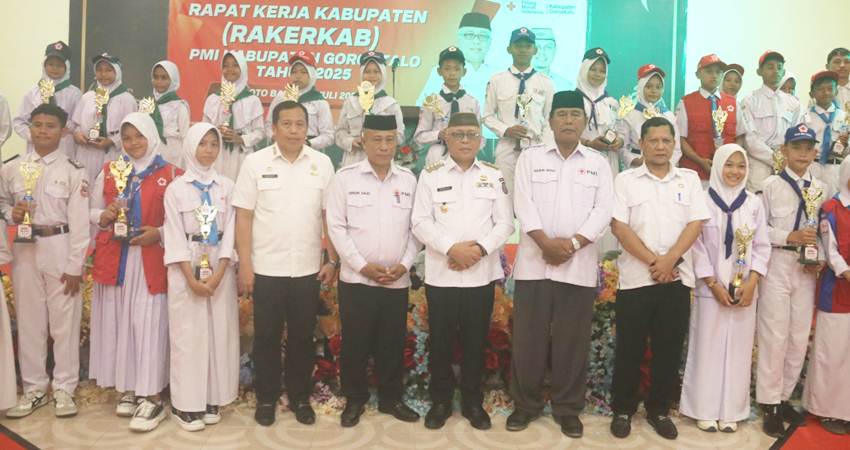FOSE. Bupati Gorontalo Sofyan Puhi saat foto bersama dengan para pemenang sekretariat PMR
