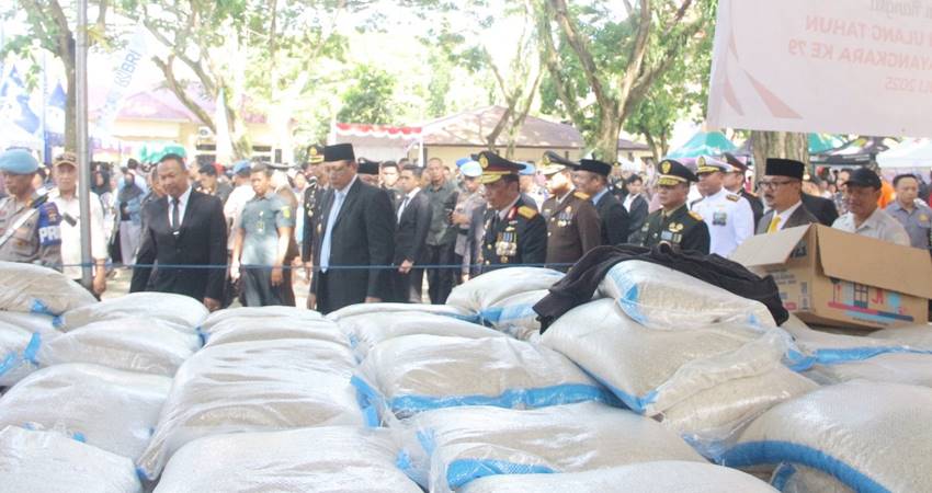 Pasar murah dalam rangka HUT Bhayangkara yang digelar Polda Gorontalo, Selasa (1/7). (foto : istimewa)
