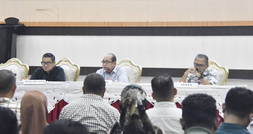 Wali Kota Gorontalo, Adhan Dambea didampingi Wakil Wali Kota Gorontalo, Indra Gobel ketika memimpin rapat kerja bersama pimpinan OPD. (Foto: Prokopim)